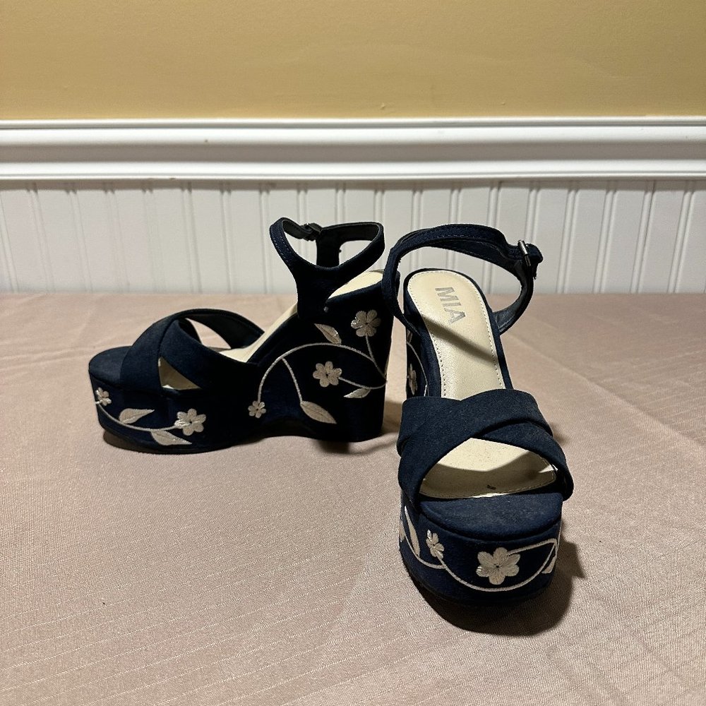 MIA ZOEY Platform Heels in Navy Blue with White Floral Embroidered Size 6
